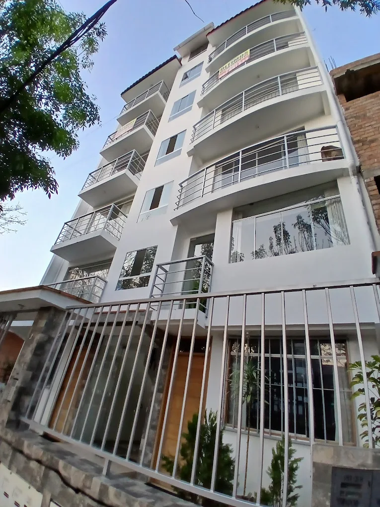 Fachada construida del edificio El Sauce I en Cajamarca
